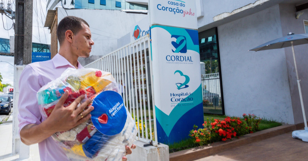 Programa Alagoas Sem Fome doa 220 kg de alimentos a famílias atendidas pela Casa do Coraçãozinho