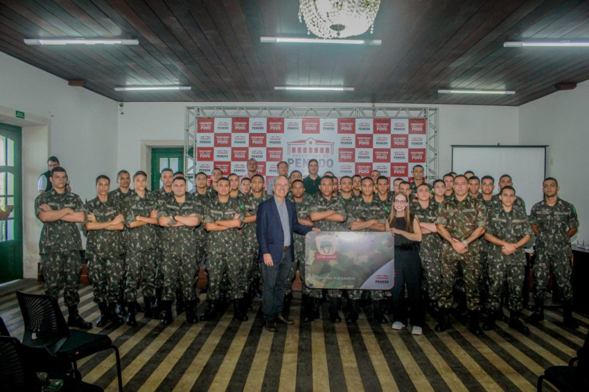 Cartão Bolsa Atirador é entregue para nova turma do Tiro de Guerra de Penedo