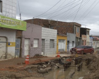 Prefeitura de Penedo notifica empresa por atrasos em obra de esgotamento sanitário na Rua Tupinambás