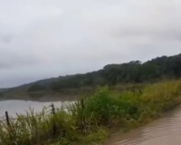 Homem é resgatado após ser arrastado por correnteza ao tentar pescar em Penedo
