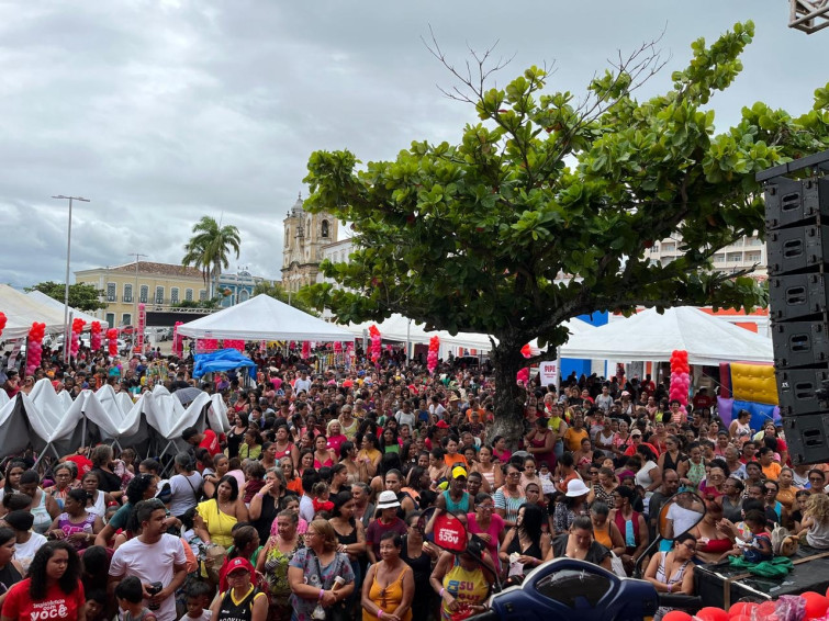 Multidão celebra 1º ano do Programa Assistência Com Você em Penedo com show de prêmios do Dia das Mães