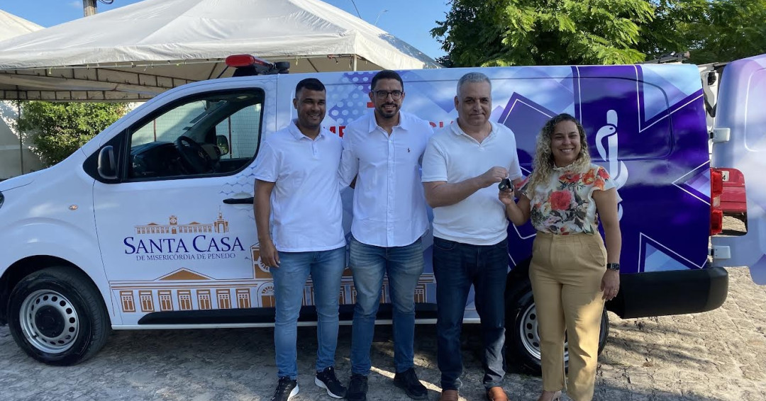 Alfredo Gaspar reforça saúde em Penedo com entrega de ambulância e emenda de R$ 500 mil para a Santa Casa