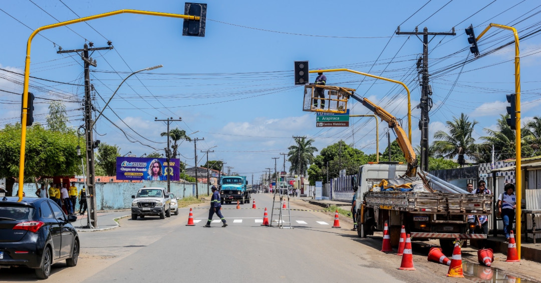Prefeitura de Penedo instala semáforos em acesso com fluxo intenso de veículos