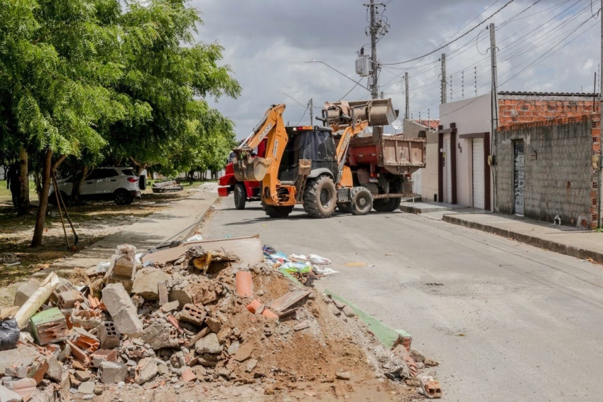 Prefeitura de Penedo recolhe 2.300 toneladas de entulhos das ruas da cidade