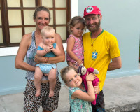 Casal de franceses que largou tudo para conhecer o mundo de bicicleta chega a Penedo