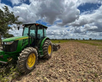 Prefeitura de Penedo faz preparo de solo e oferta assistência técnica para incentivar produção de arroz