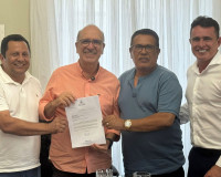 Ronaldo Lopes concede reajuste salarial recorde para professores da Prefeitura de Penedo