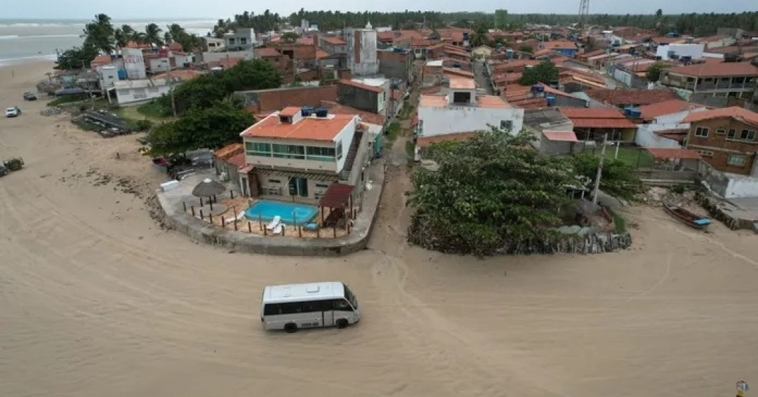Veículos ainda ameaçam banhistas e ecossistema, aponta MPF após inspeção na Praia do Peba