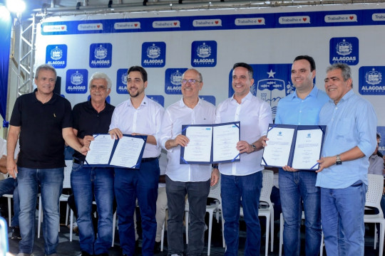 Hemodiálise, aeroporto, perfuração de poços e pavimentação de ruas marcam a parceria da prefeitura de Penedo e Governo