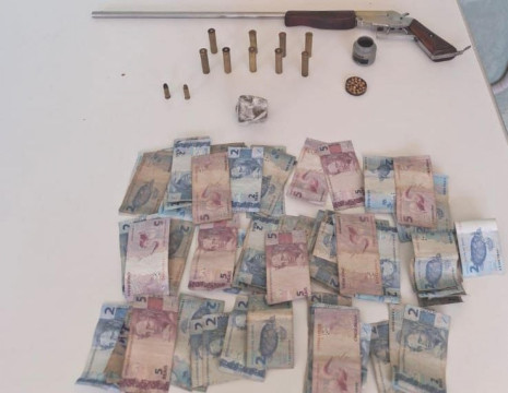 Polícia Militar  retira duas armas de fogo das ruas em ações no interior