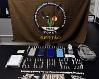PM apreende arma e flagra tráfico de drogas em Penedo e Piranhas