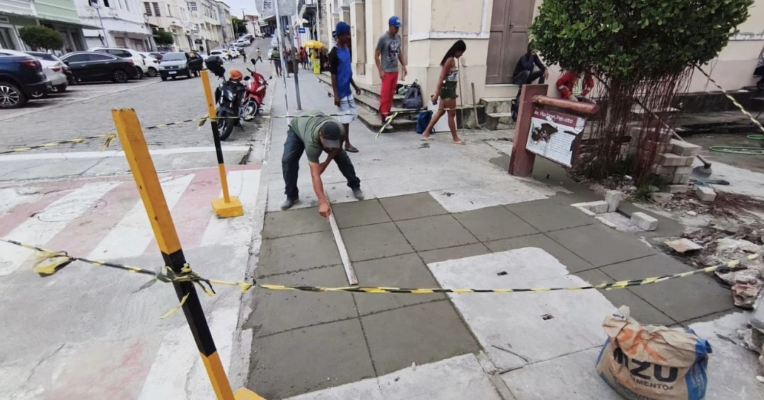 Calçadão ao lado do Theatro Sete de Setembro recebe melhorias na rede de esgoto