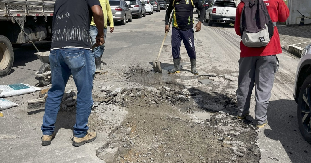 Operação tapa-buracos regulariza trechos de maior fluxo de veículos em Penedo