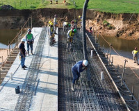 Obra da ponte da Ponta Mofina avança com a concretagem do suporte de sua estrutura