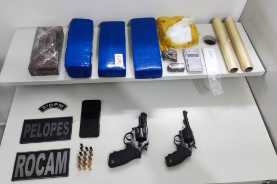 Polícia Militar cumpre mandados e apreende armas e drogas no interior