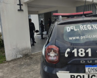 Após denúncia, polícia flagra casal de Penedo vendendo droga no Porto das Balsas, em Neópolis-SE