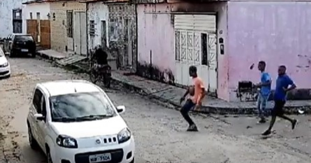 Vídeo: câmeras flagram momento em que criminosos executam manicure por engano em Penedo