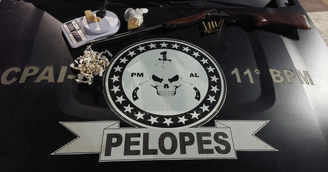 Tráfico de drogas e porte ilegal de arma de fogo resultam em prisões na parte alta de Penedo