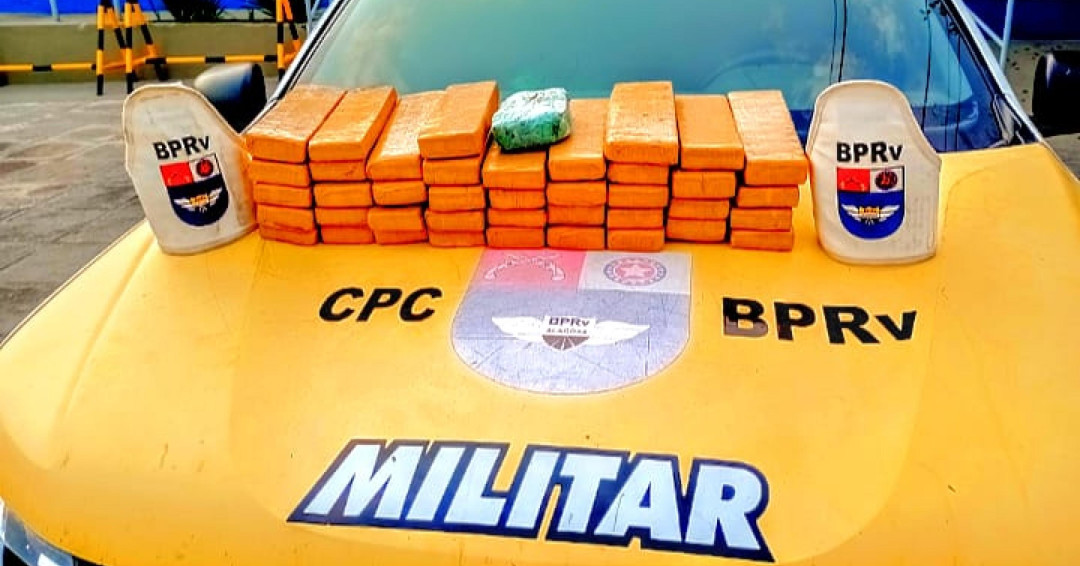Batalhão de Polícia Rodoviária apreende maconha e cocaína em ônibus no Agreste