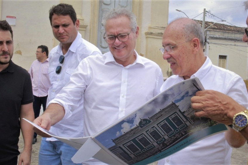 Ronaldo Lopes apresenta projetos e reivindicações de Penedo ao senador Renan Calheiros