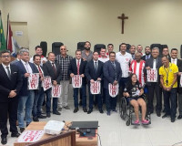 Diretoria do Penedense presta contas na CMP e homenageia vereadores