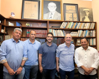 Ronaldo Lopes conquista aliado de peso com a adesão de Valdinho Monteiro