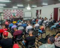 Prefeito em exercício João Lucas recebe representantes de associação de moradores e de agricultores